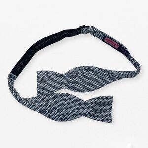 Vineyard Vines 100% silk blue micro whale Bow tie